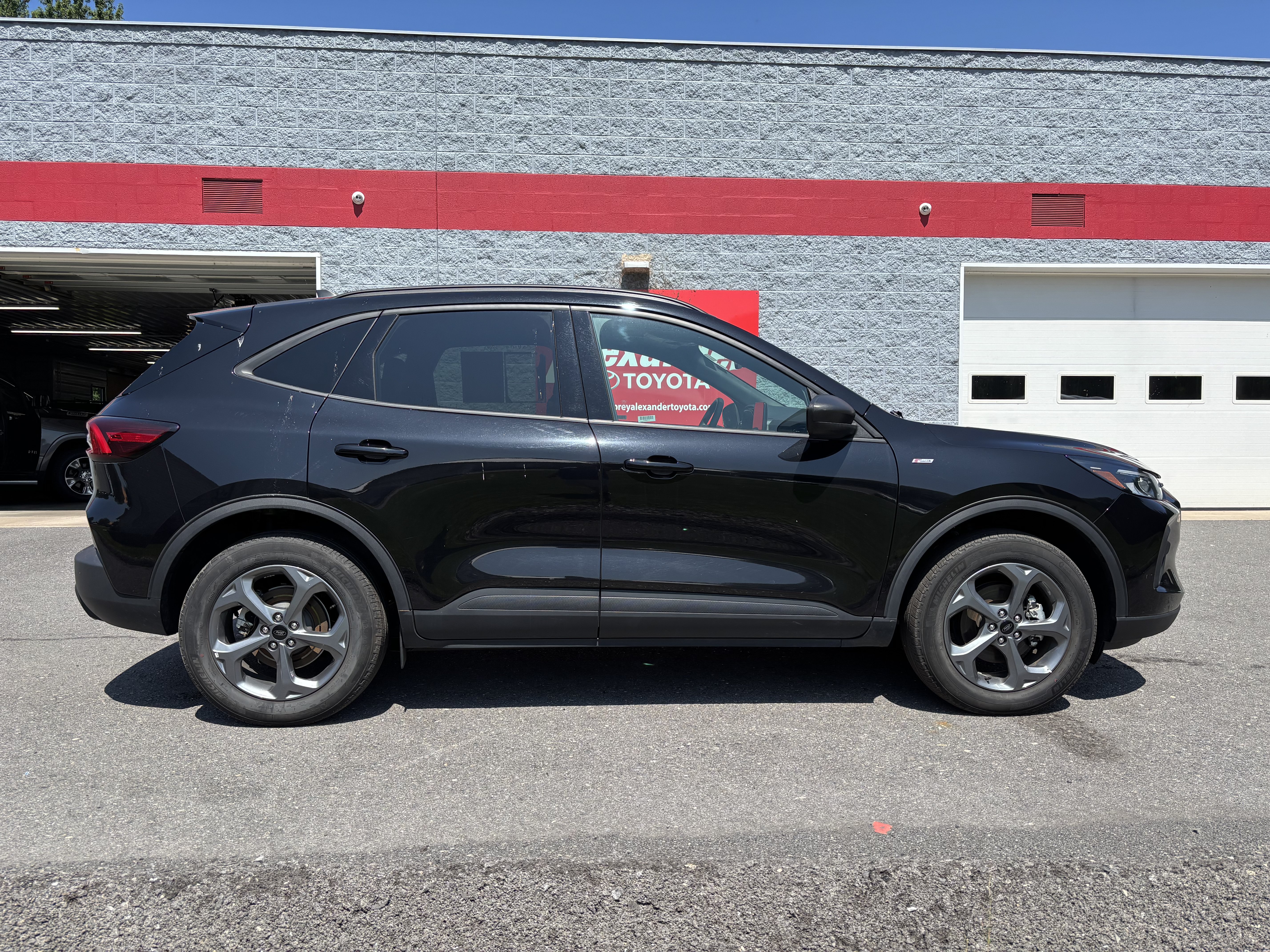 Used 2025 Ford Escape ST-Line AWD/4WD image 2
