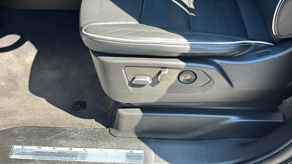 Used 2023 Cadillac Escalade Premium Luxury AWD/4WD image 26