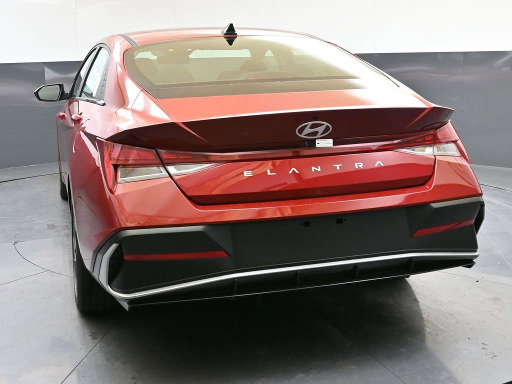 Certified 2025 Hyundai Elantra SEL FWD image 4