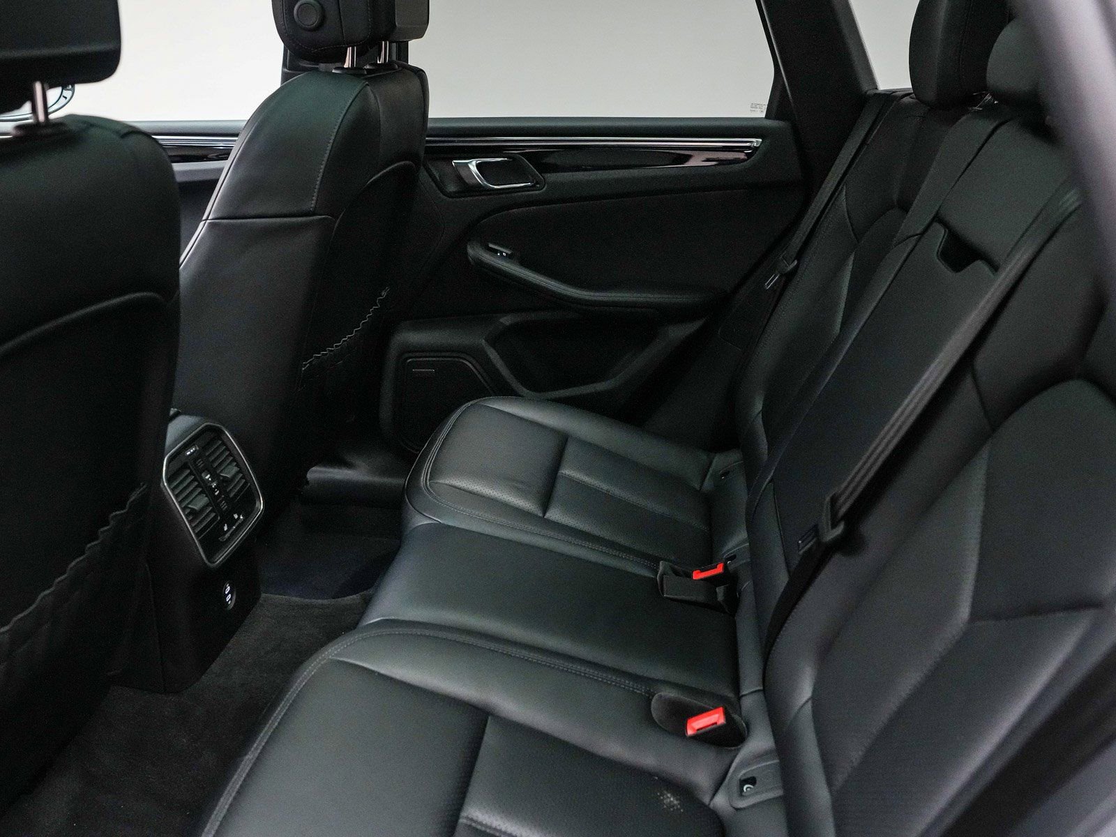 Certified 2025 Porsche Macan image 23