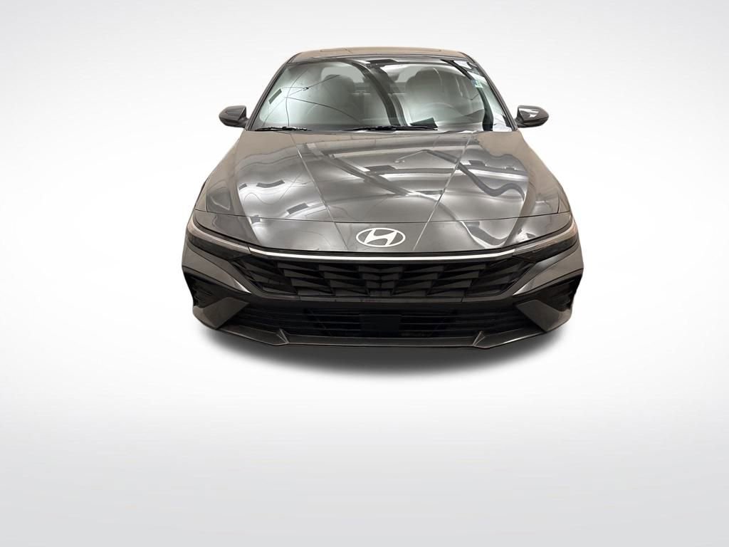 Used 2025 Hyundai Elantra Limited image 2