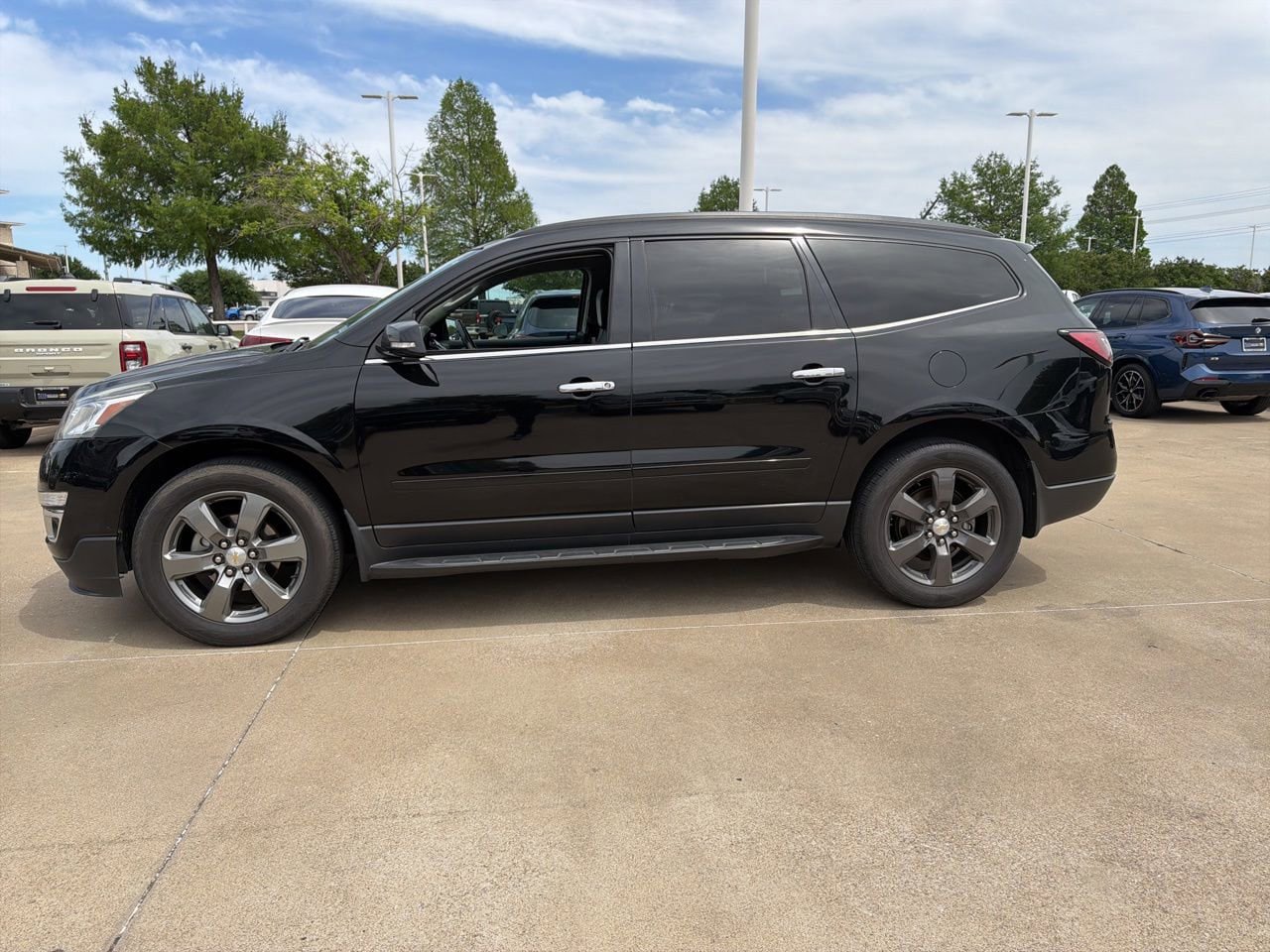 Used 2017 Chevrolet Traverse LT FWD image 3