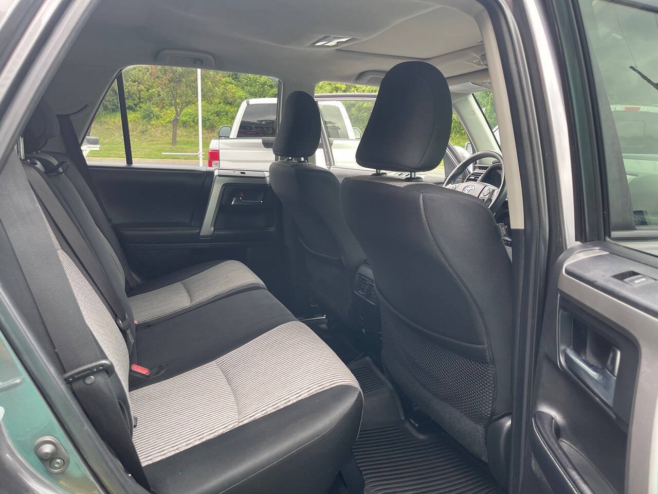 Used 2017 Toyota 4Runner SR5 AWD/4WD image 28