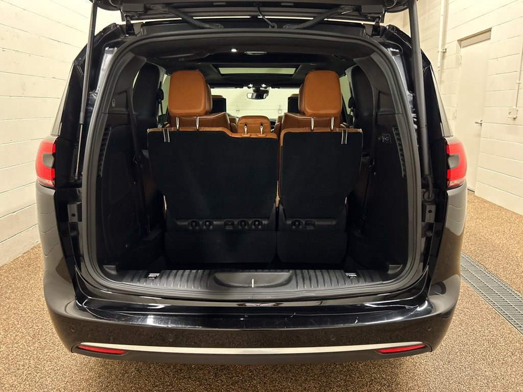 Used 2025 Chrysler Pacifica Pinnacle FWD image 15