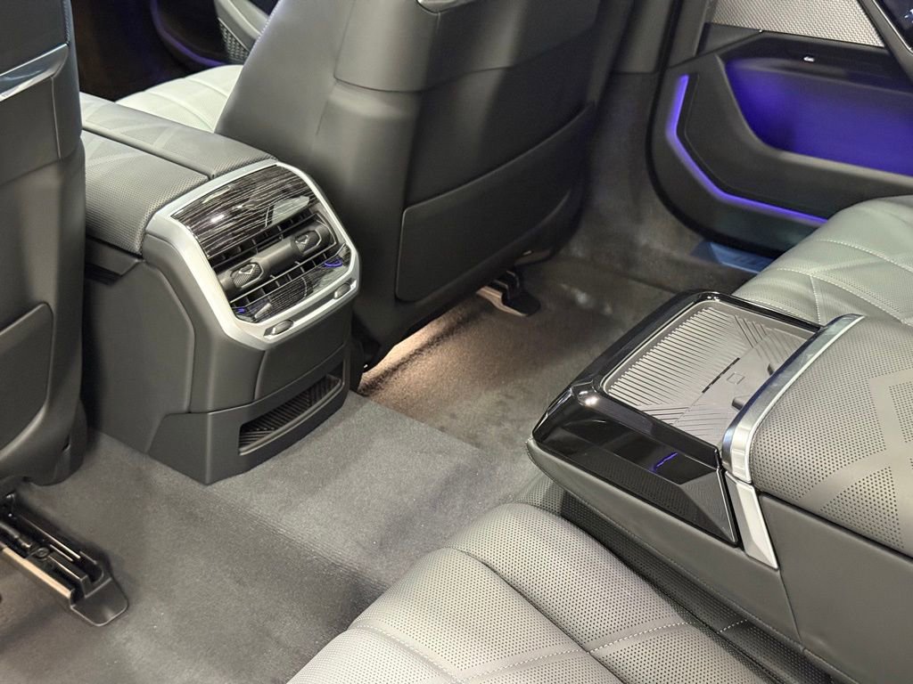 Used 2025 BMW i7 xDrive60 w/ Premium Package image 20