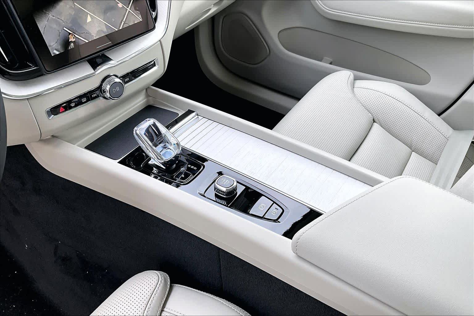 New 2026 Volvo XC60 B5 Ultra w/ Protection Package Premier AWD/4WD image 10