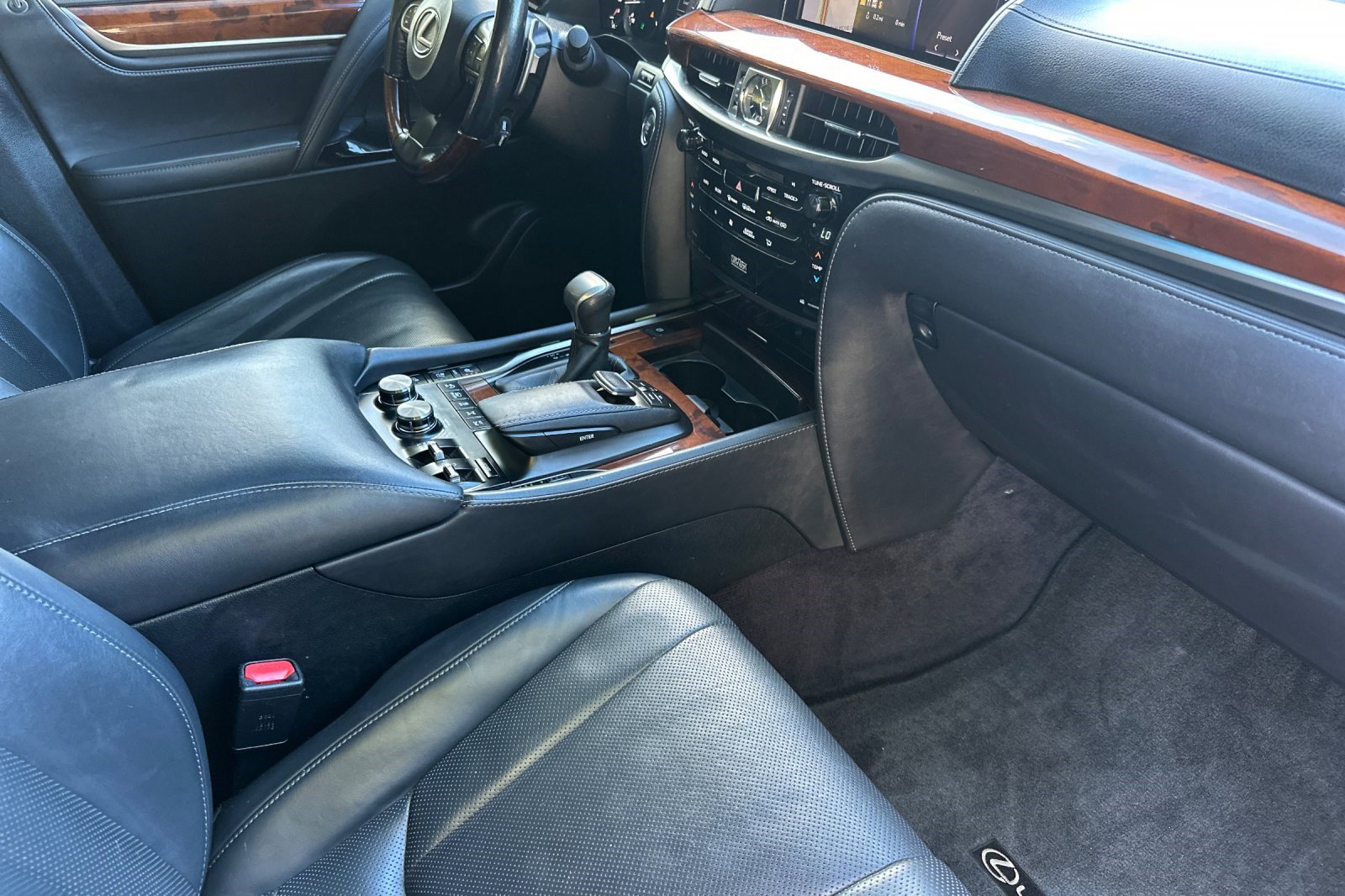 Used 2017 Lexus LX 570 4WD w/ Luxury Package image 20
