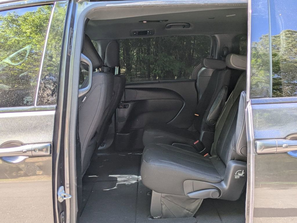 Used 2017 Chrysler Pacifica Touring-L w/ 13 Speaker Alpine Sound Group FWD image 15