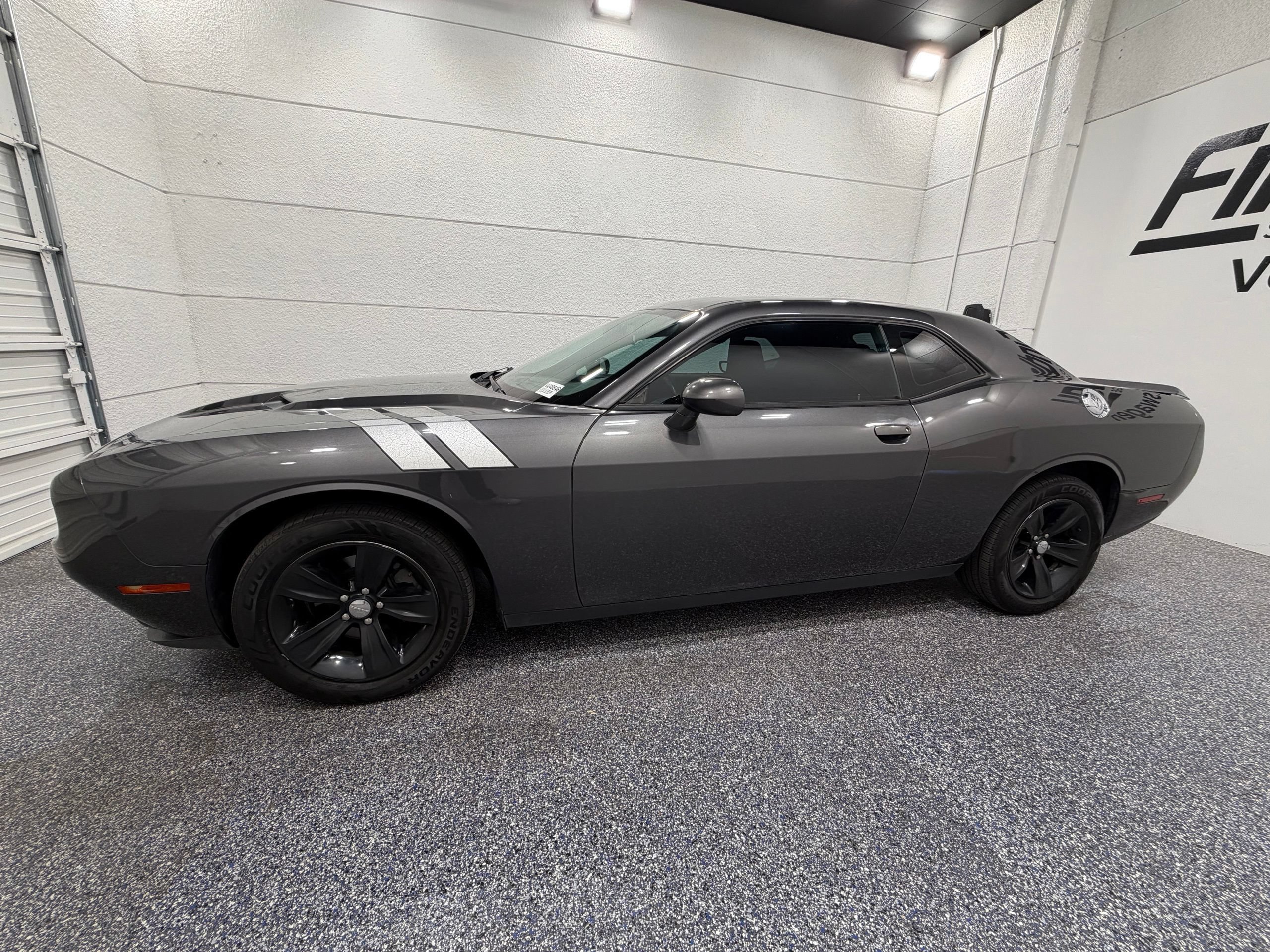 Used 2016 Dodge Challenger SXT RWD image 2