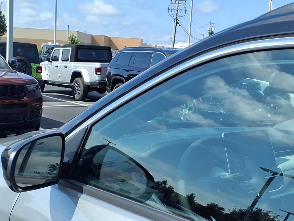 Used 2023 Jeep Compass Limited image 24