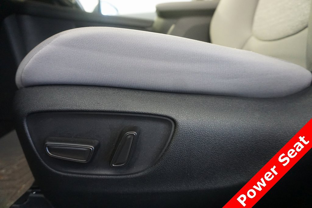 Used 2025 Toyota Sienna LE image 6