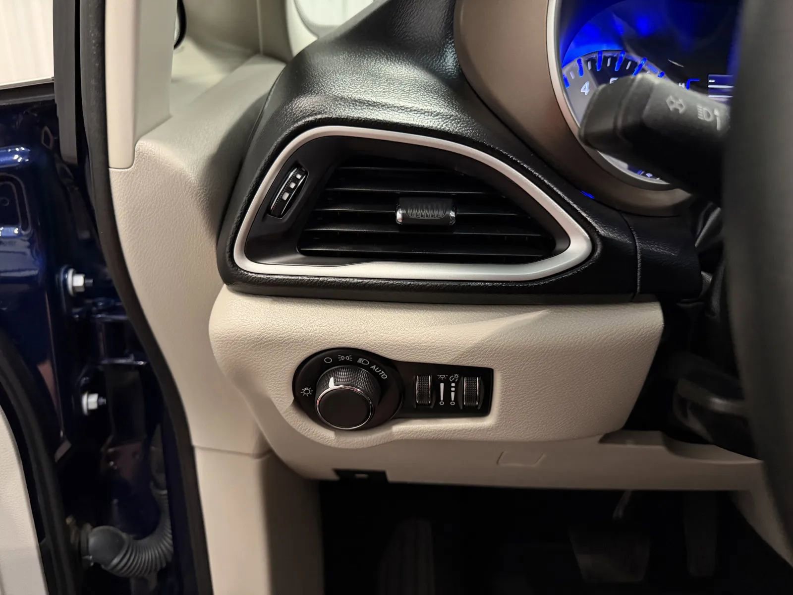 Used 2020 Chrysler Voyager Lxi FWD image 24