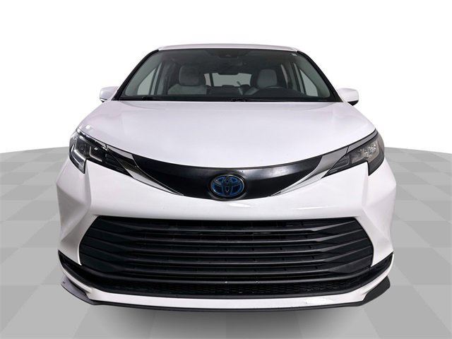 Used 2022 Toyota Sienna LE image 3