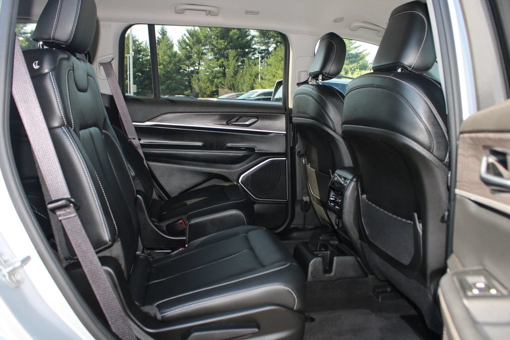 Used 2022 Jeep Grand Cherokee L Limited AWD/4WD image 13