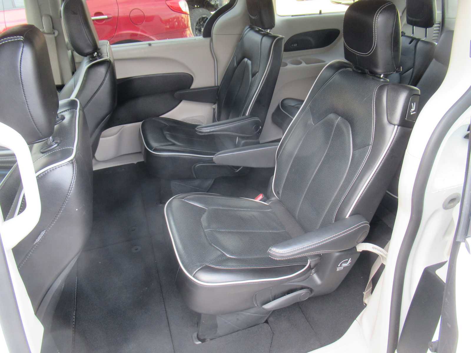 Used 2023 Chrysler Pacifica Limited image 40