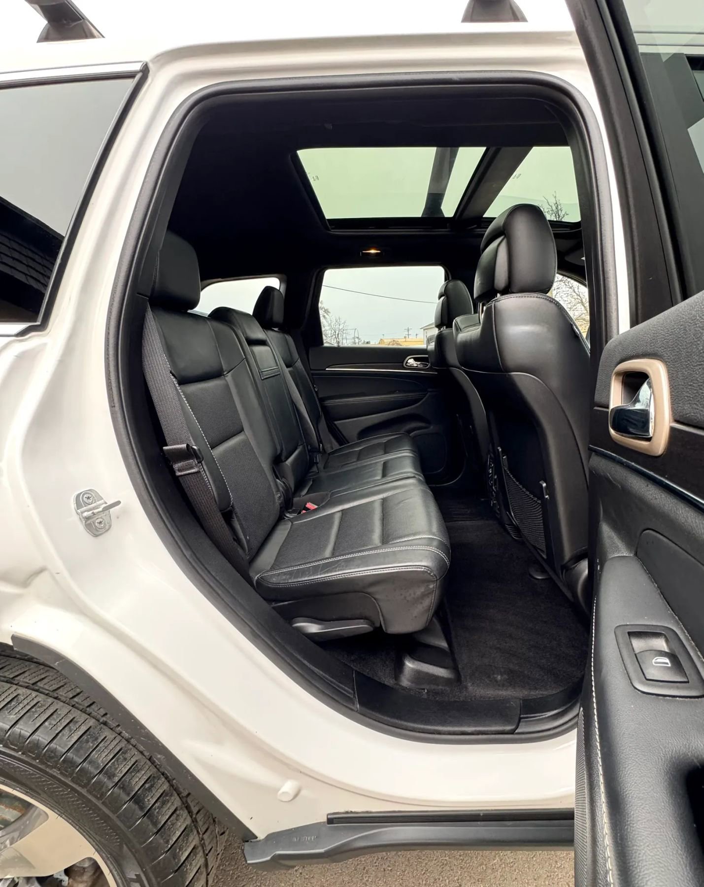 Used 2014 Jeep Grand Cherokee Limited w/ Luxury Group II image 11