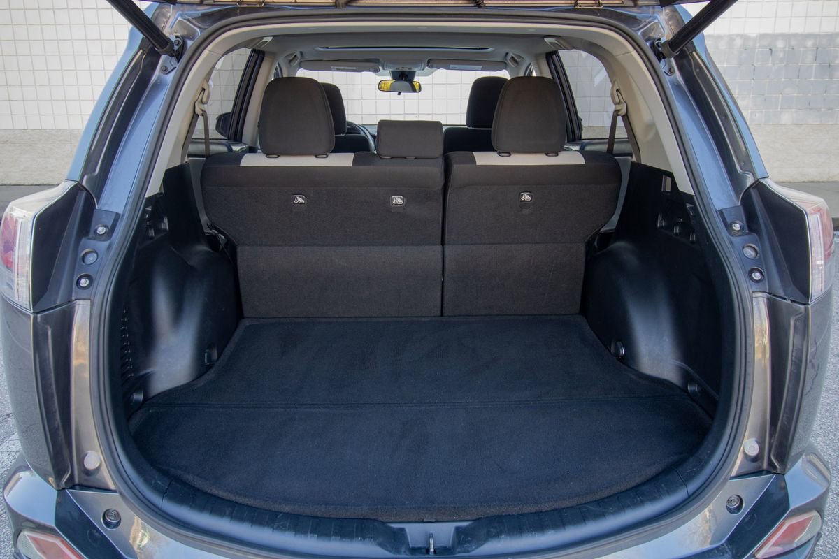 Used 2018 Toyota RAV4 XLE image 37