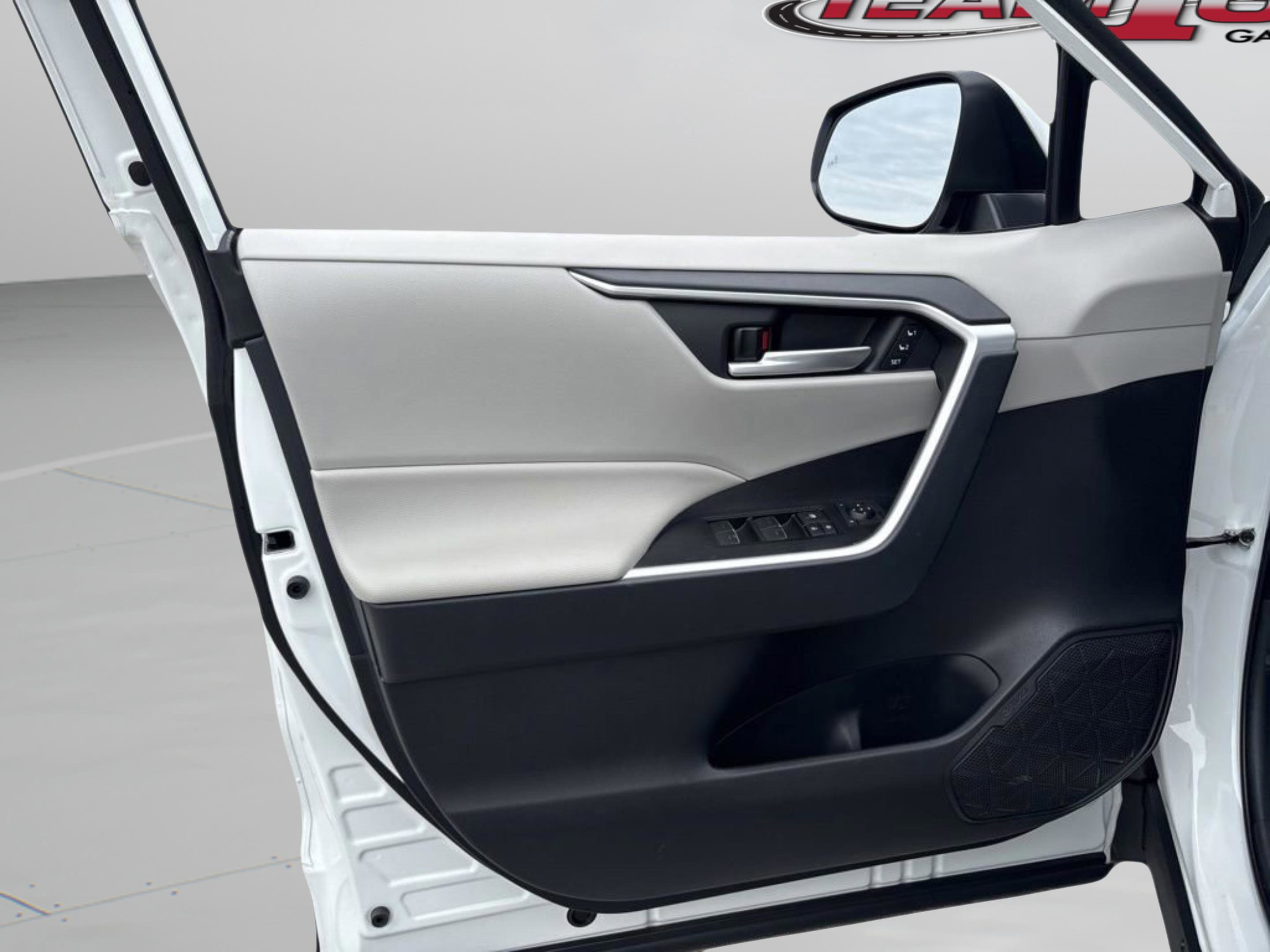 Used 2025 Toyota RAV4 XLE Premium FWD image 28