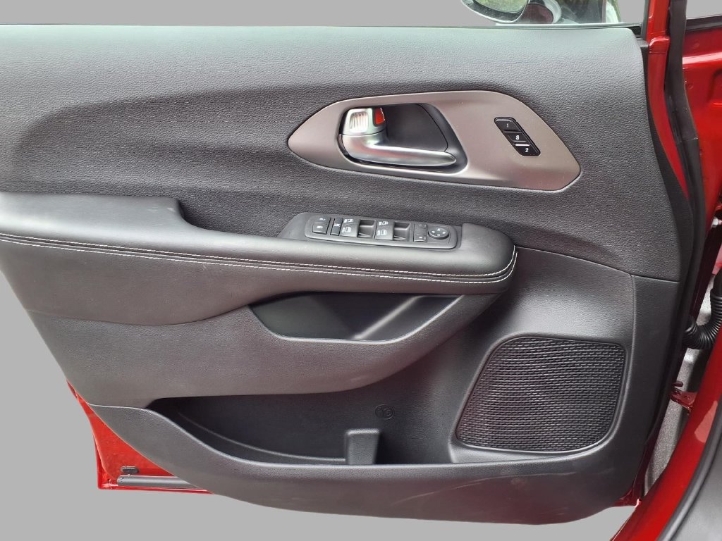 New 2027 Chrysler Pacifica Select FWD image 17