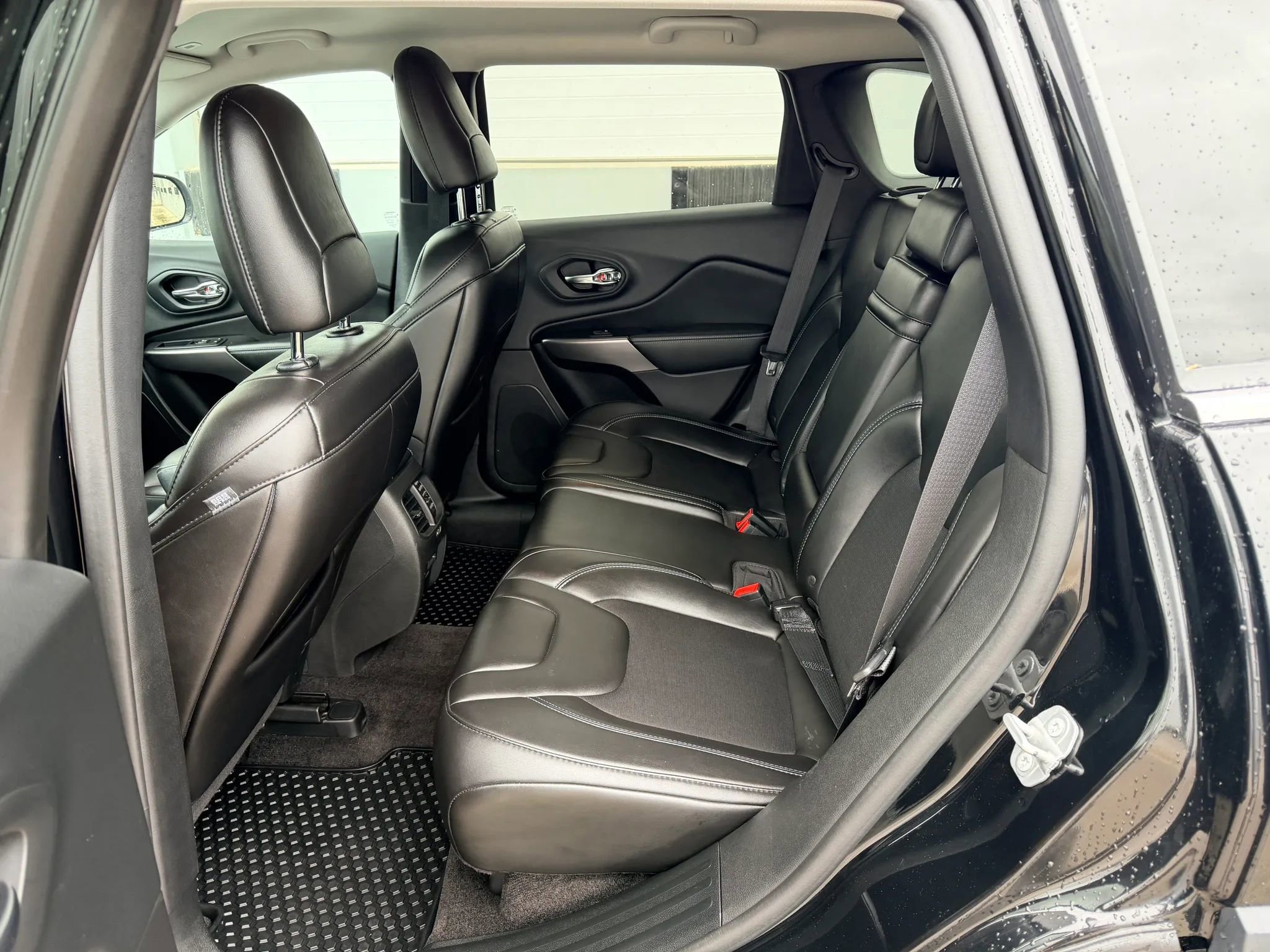 Used 2019 Jeep Cherokee Latitude Plus w/ Cold Weather Group AWD/4WD image 12
