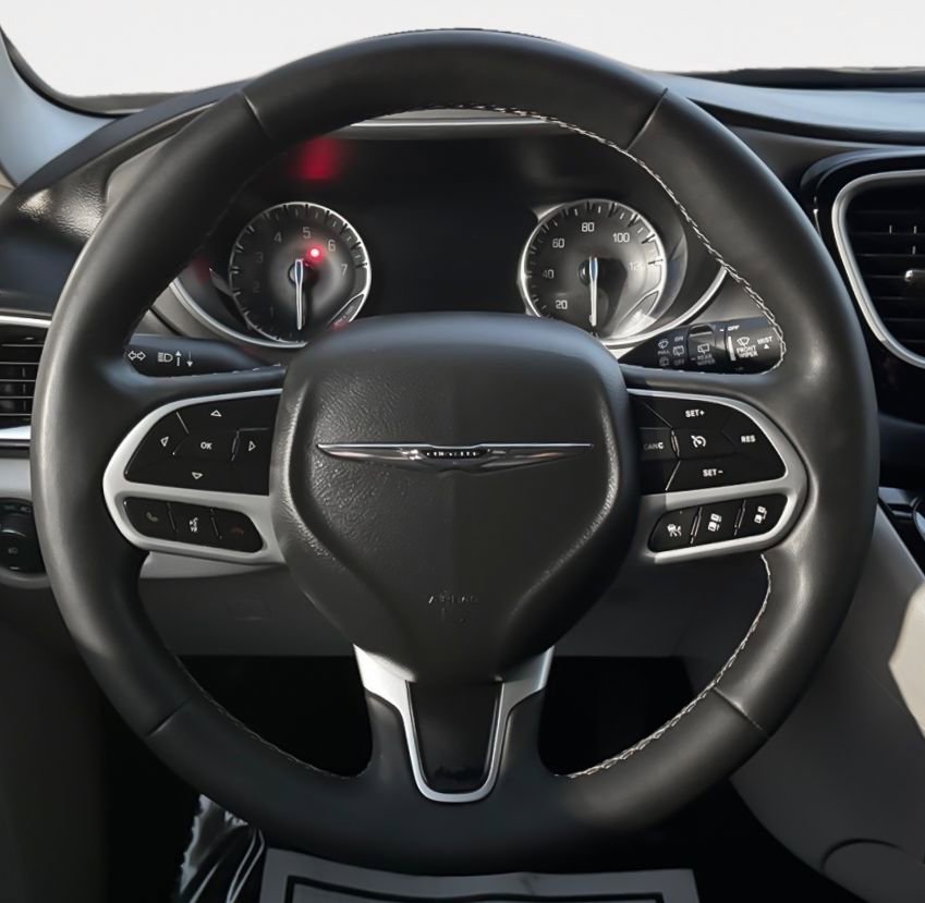 Used 2024 Chrysler Pacifica Touring-L image 18