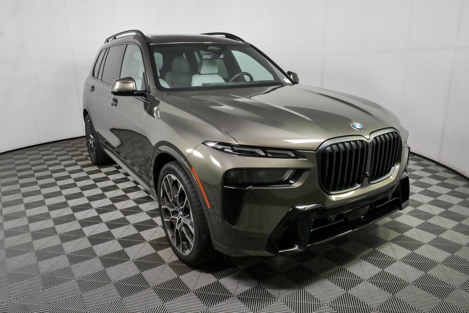 Used 2025 BMW X7 xDrive40i w/ M Sport Package AWD/4WD image 1