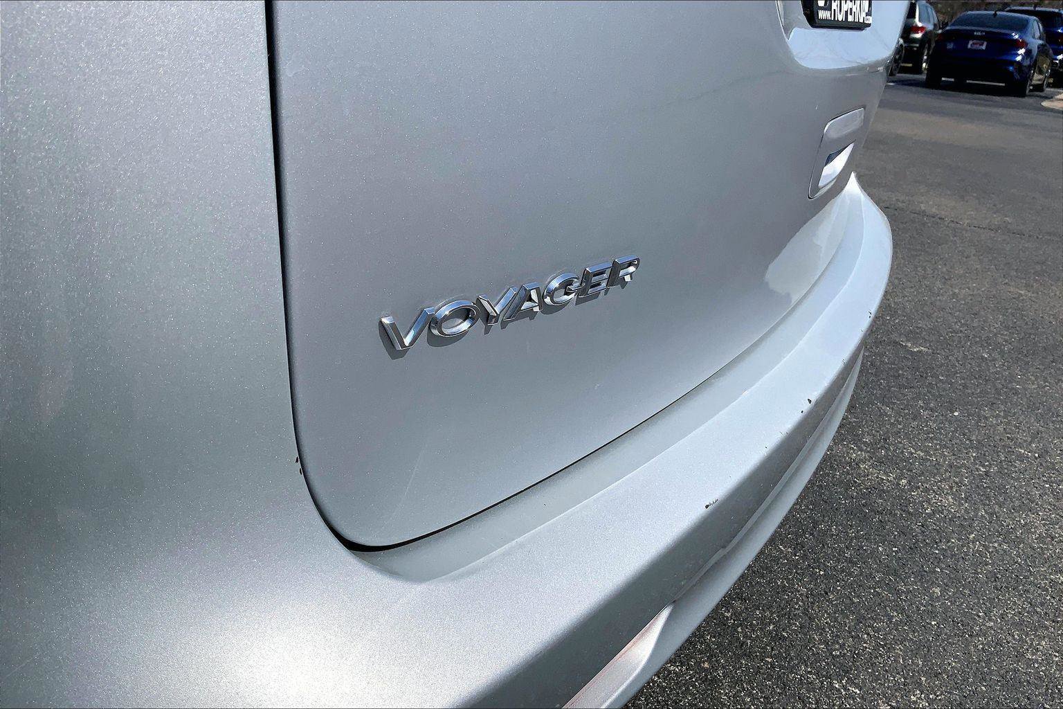 Used 2023 Chrysler Voyager LX FWD image 8