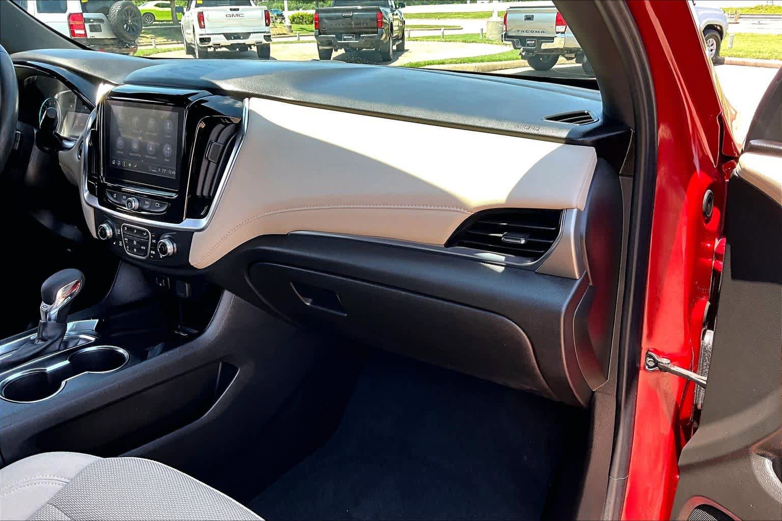 Used 2023 Chevrolet Traverse LT FWD image 16