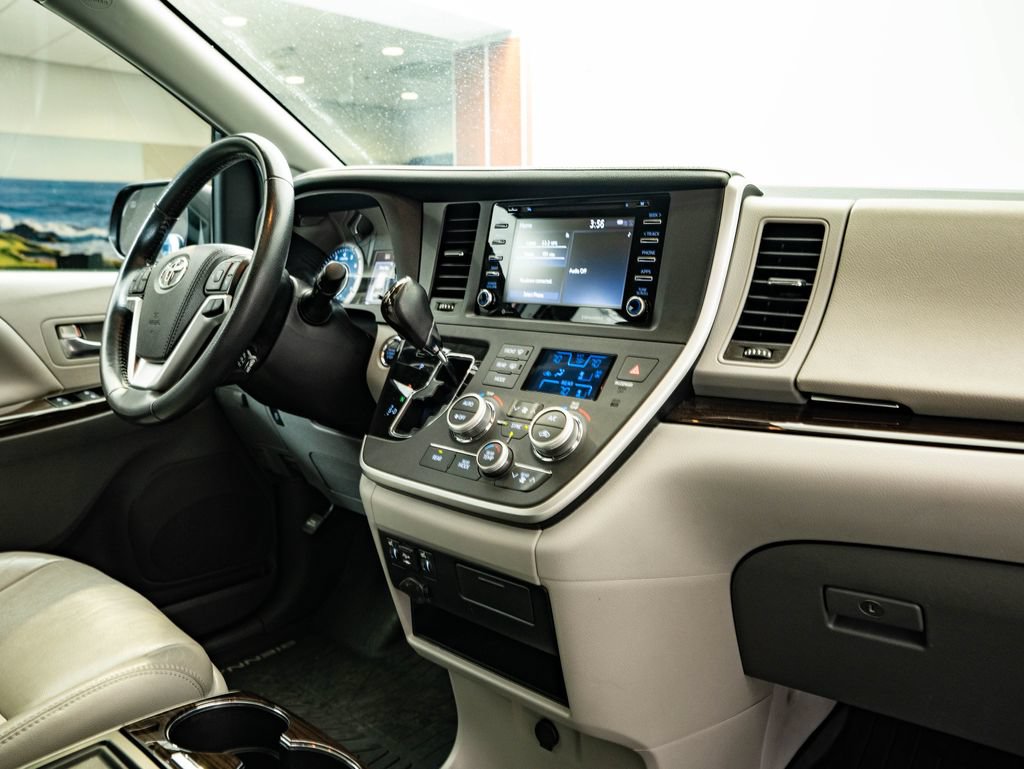 Used 2020 Toyota Sienna XLE FWD image 51