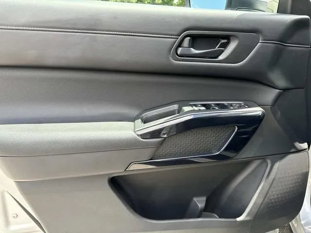 Used 2025 Nissan Pathfinder SV FWD image 32