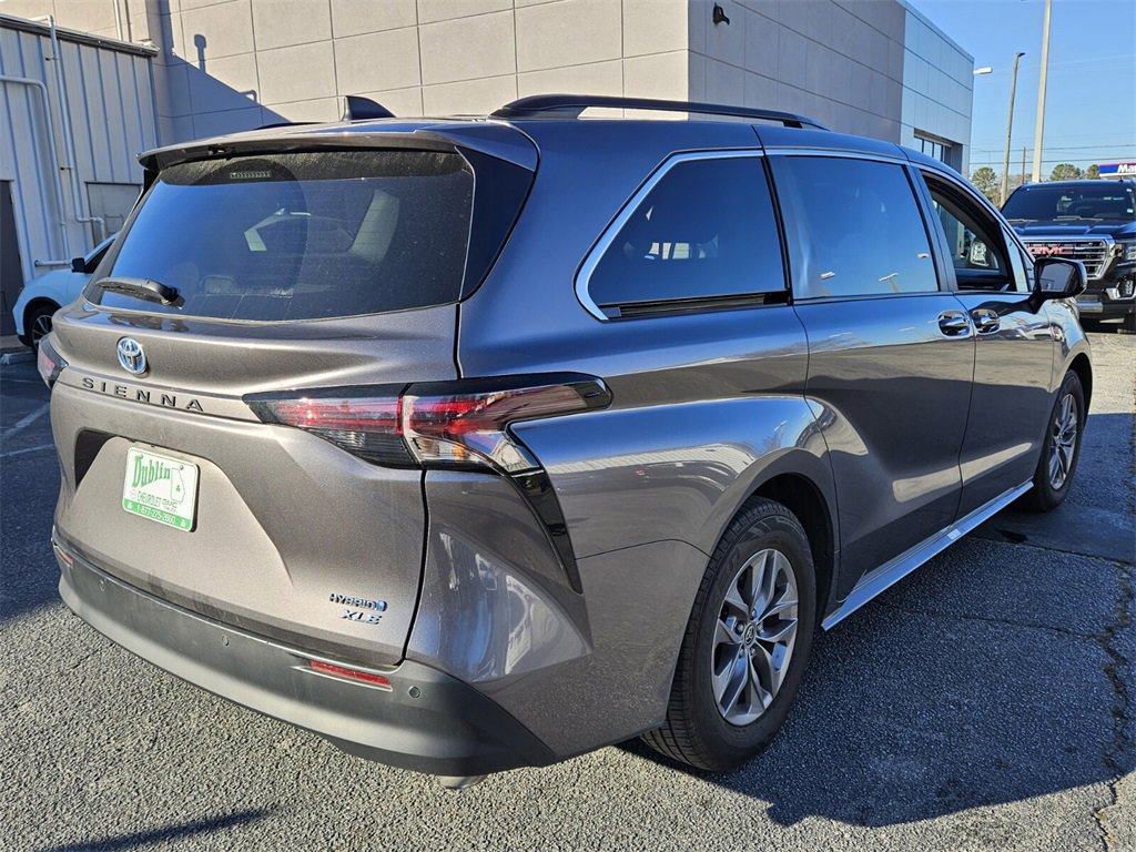 Used 2023 Toyota Sienna XLE image 11
