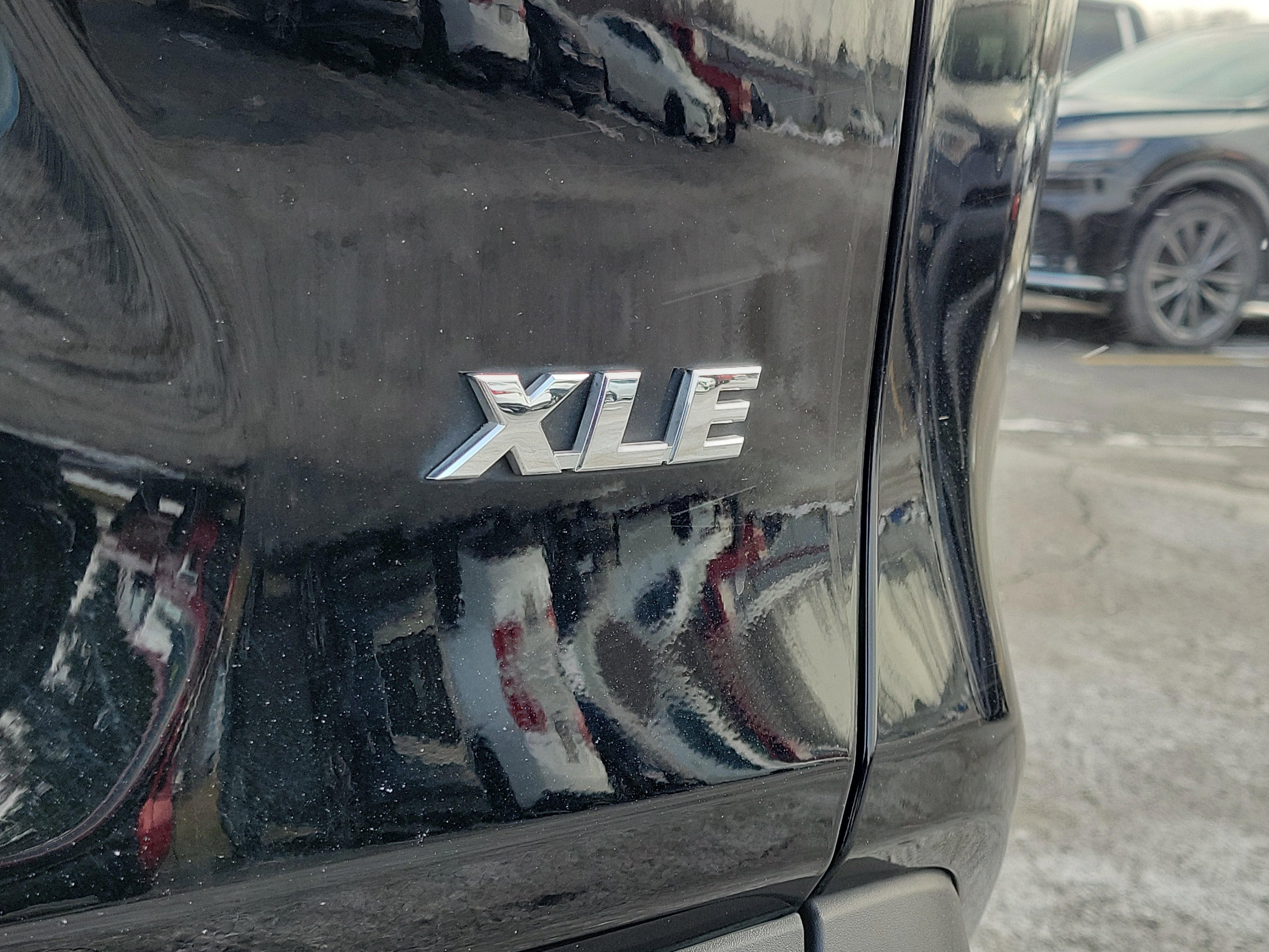 Used 2023 Toyota RAV4 XLE Premium image 7