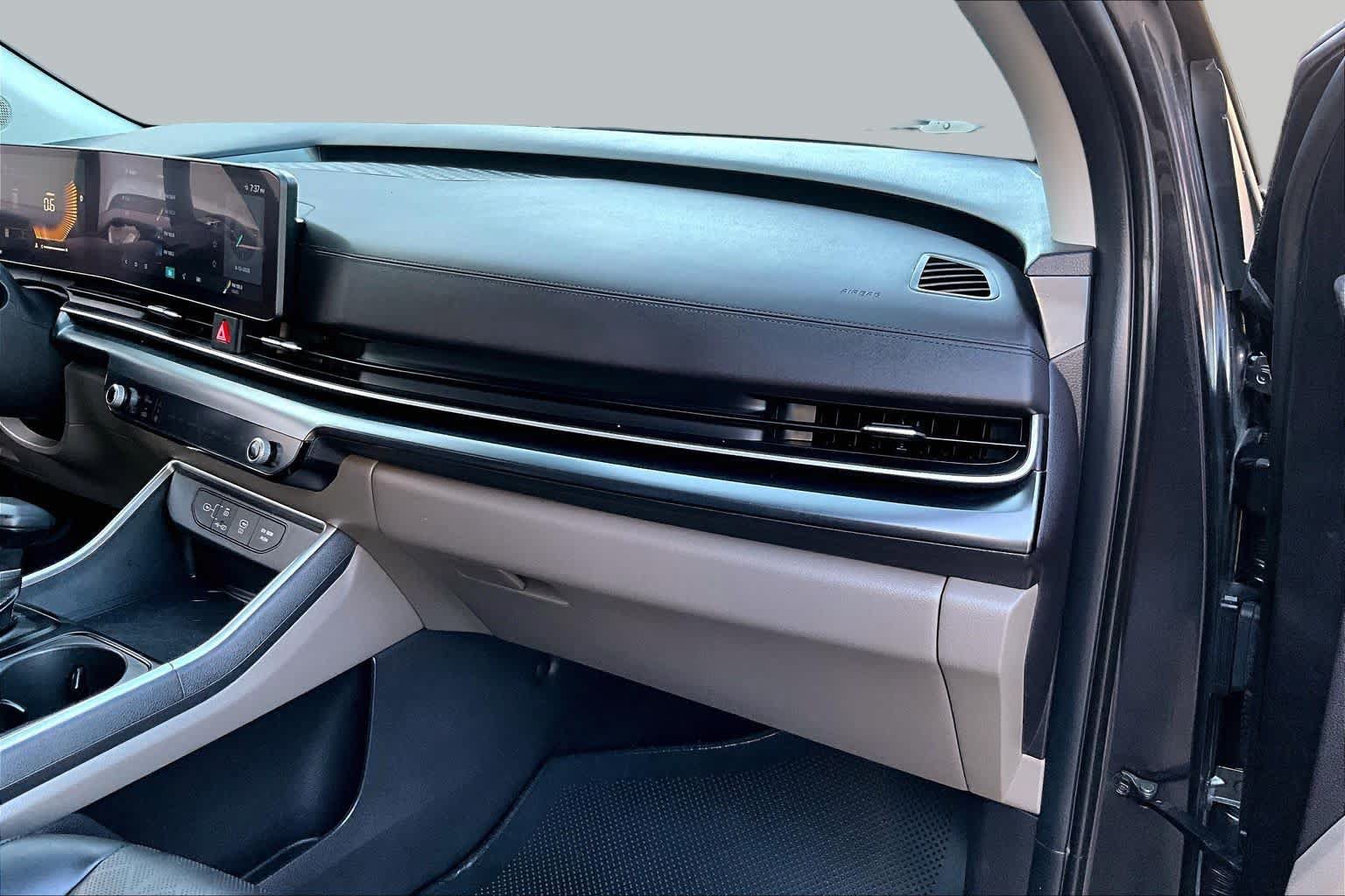 Used 2025 Kia Carnival FWD image 18