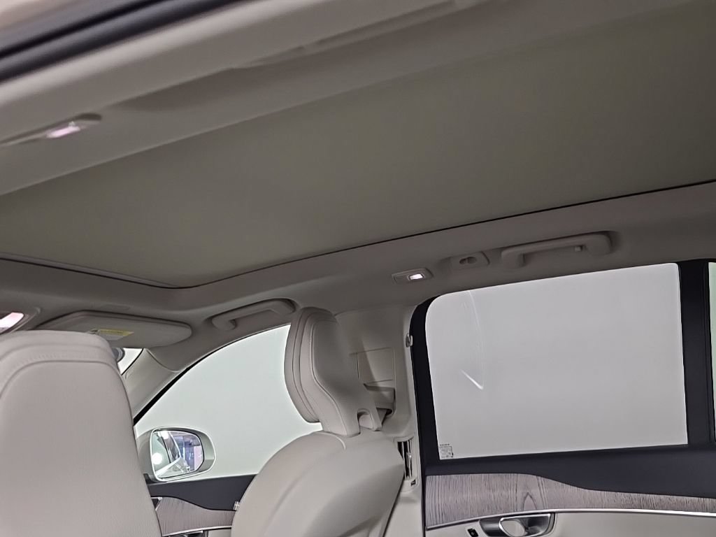 Certified 2024 Volvo XC90 T8 Plus AWD/4WD image 20