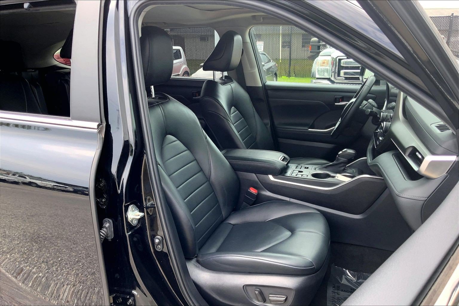 Used 2023 Toyota Highlander XLE AWD/4WD image 9