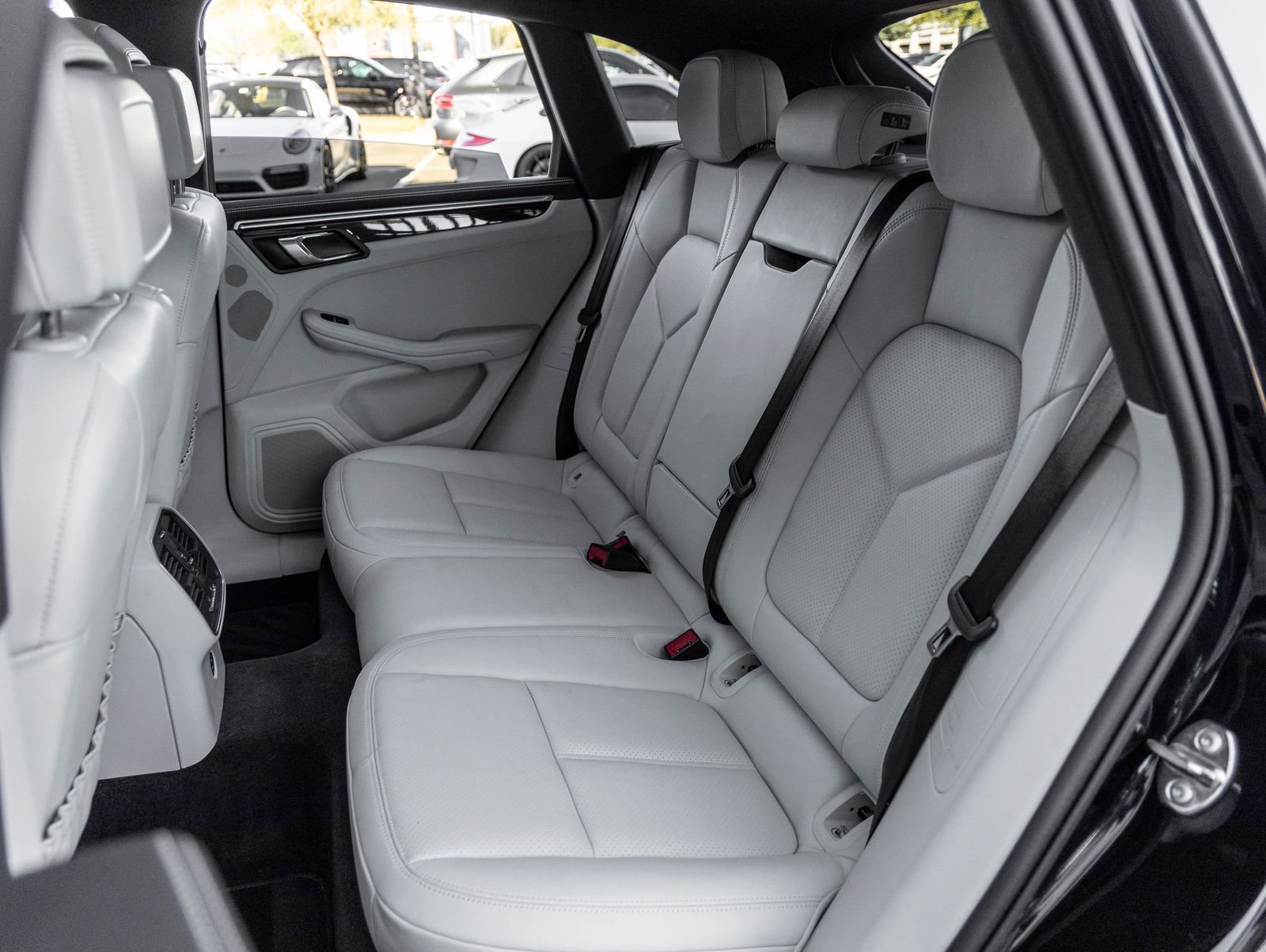 Certified 2023 Porsche Macan image 36