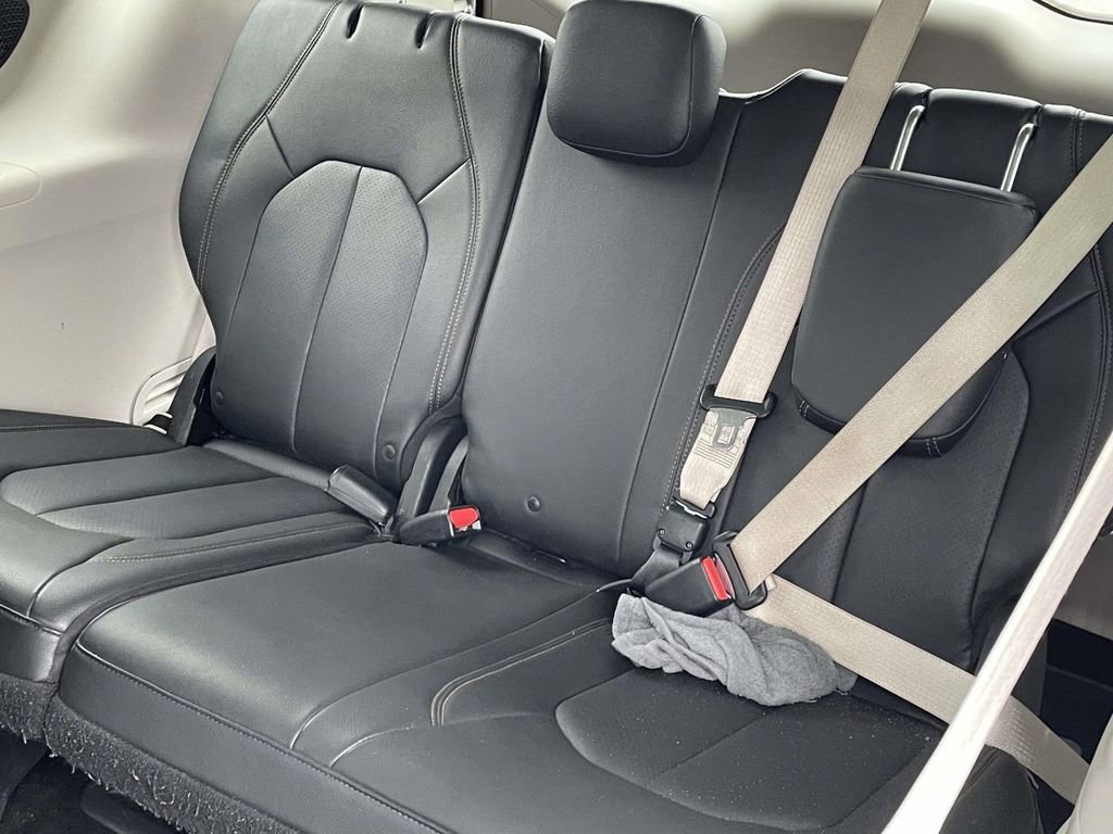 Used 2018 Chrysler Pacifica Touring-L Plus w/ Tire & Wheel Group image 13