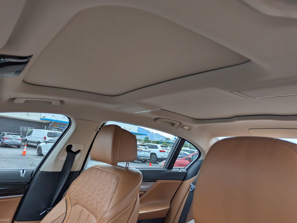 Used 2022 BMW 740i w/ Premium Package RWD image 28