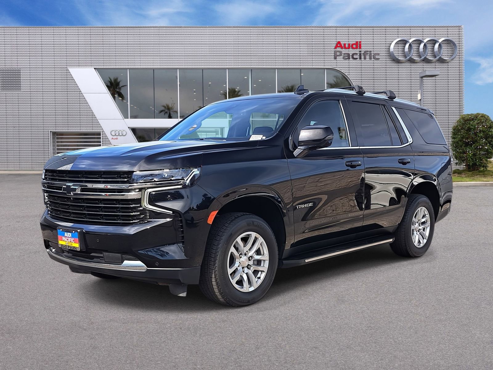 Used 2022 Chevrolet Tahoe LT w/ Luxury Package image 1