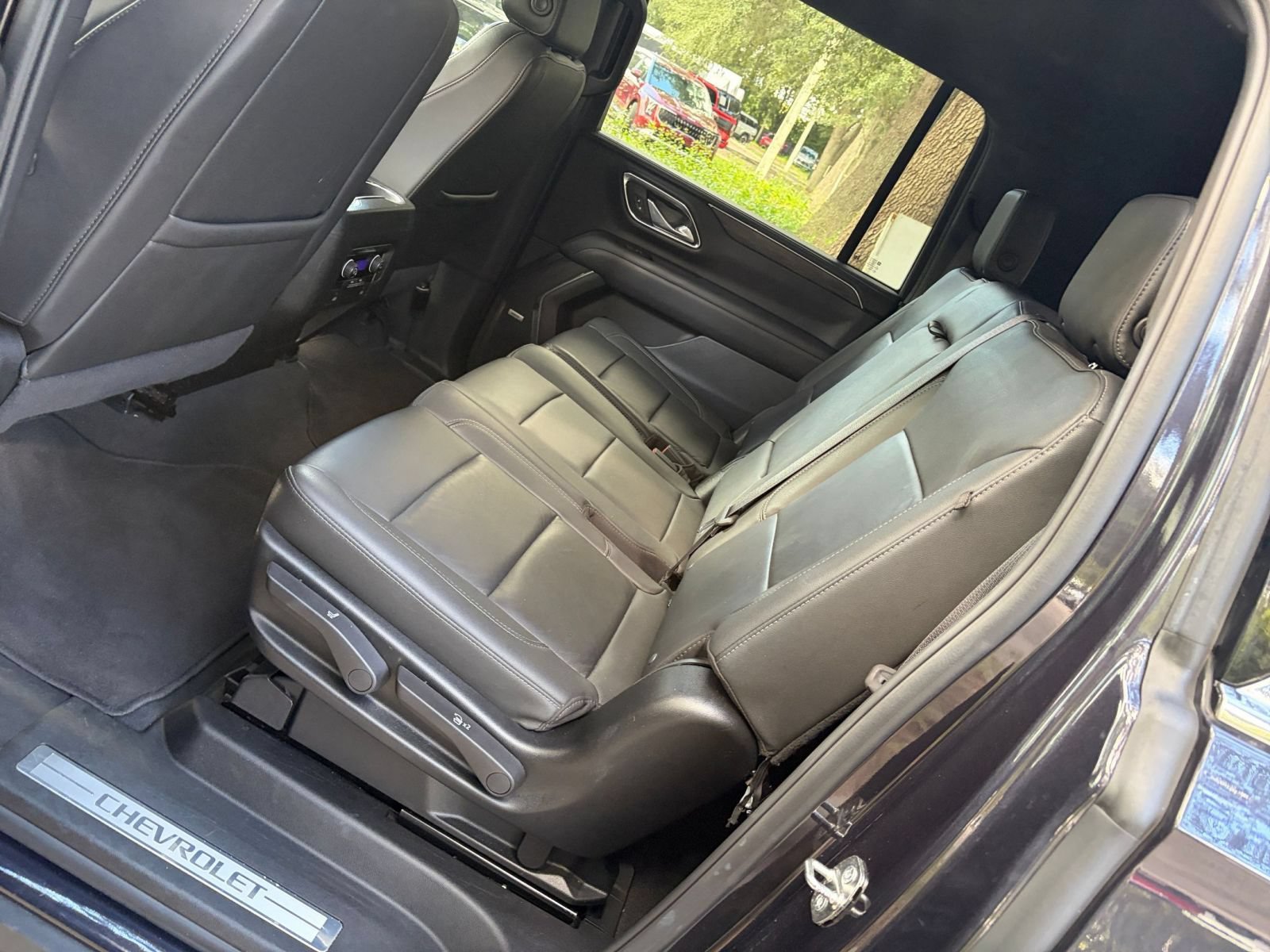 Used 2024 Chevrolet Suburban LT RWD image 42
