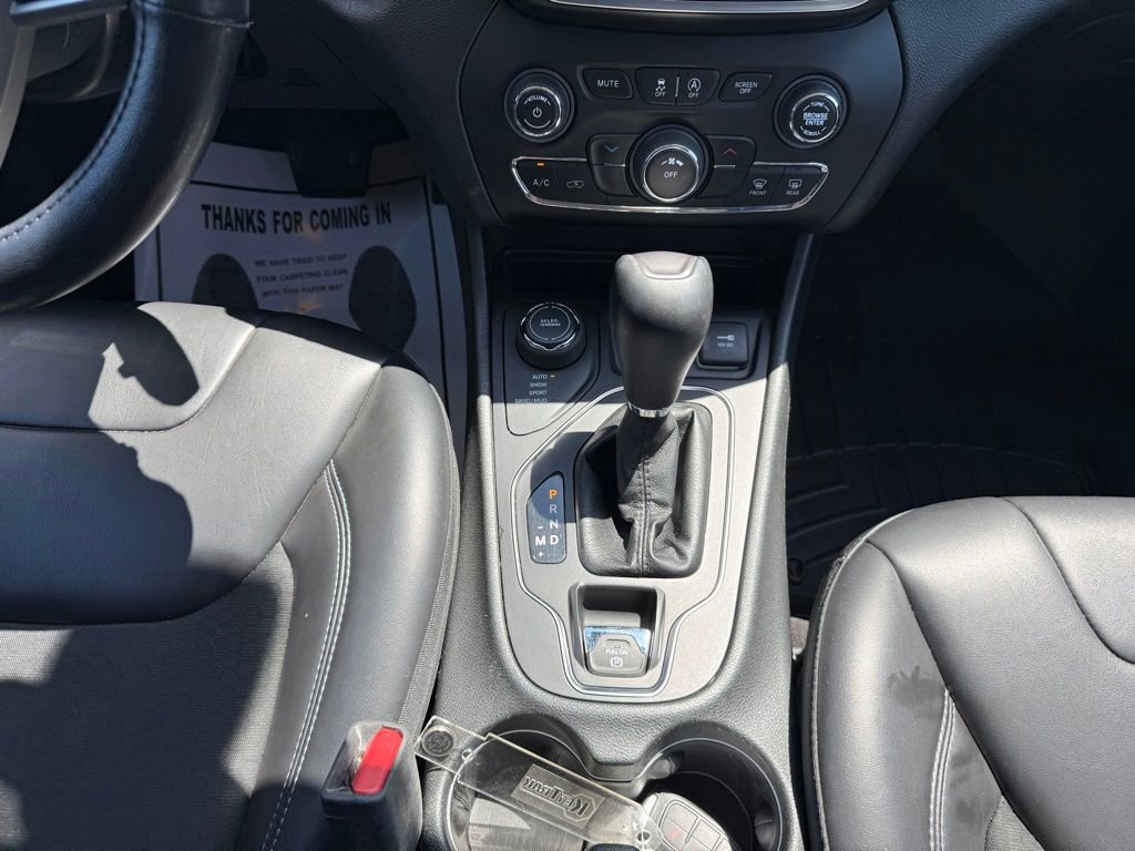 Used 2019 Jeep Cherokee Latitude Plus AWD/4WD image 17
