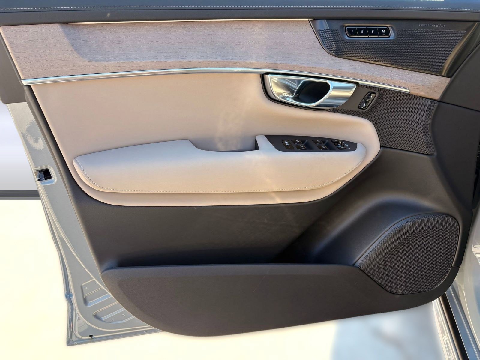 New 2026 Volvo XC90 B6 Plus w/ Protection Package Premier image 21