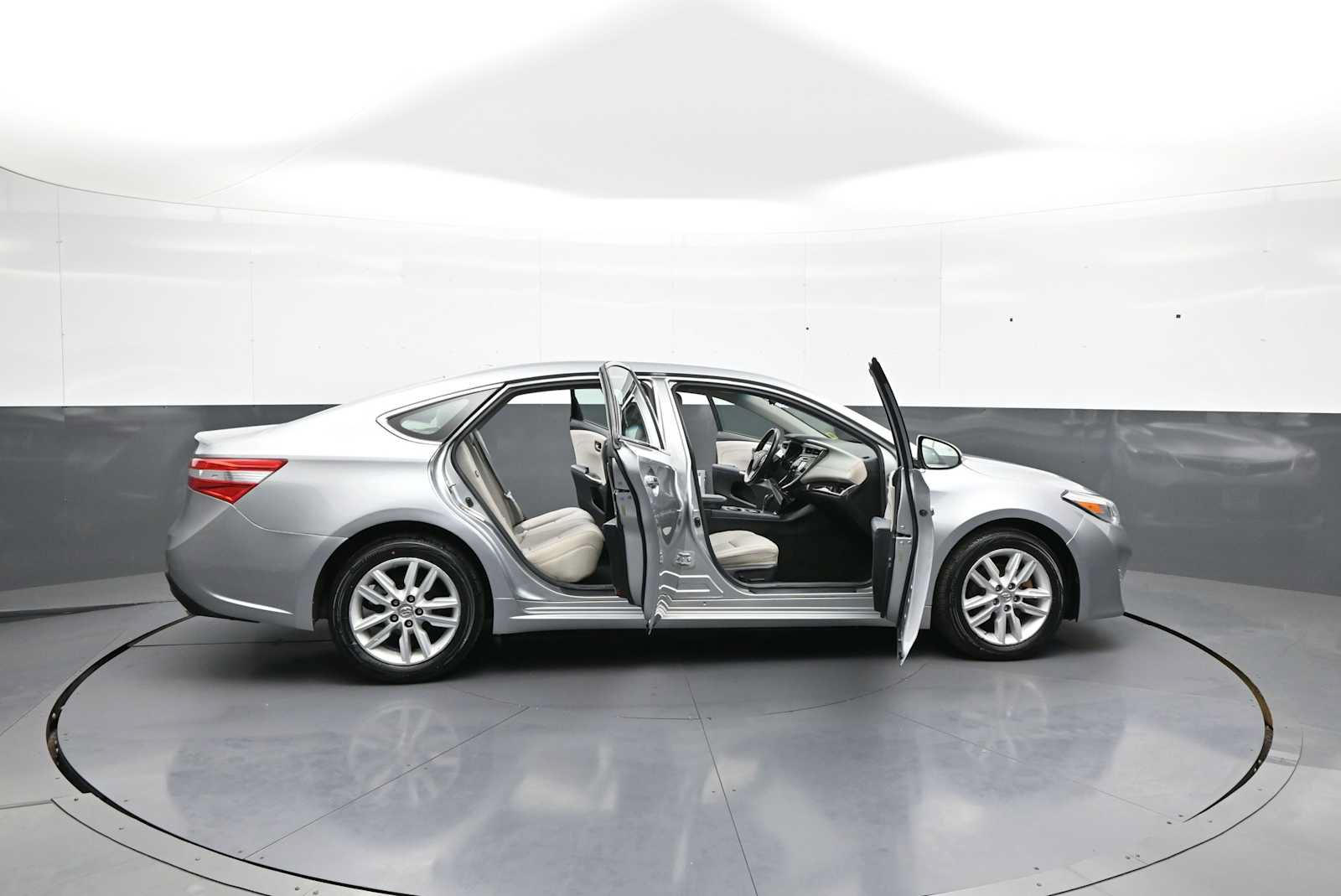 Used 2015 Toyota Avalon XLE FWD image 40