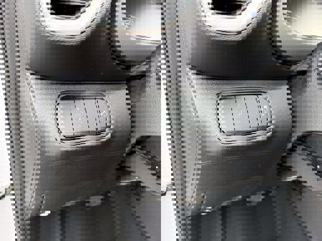 Certified 2025 Hyundai Venue SE image 17