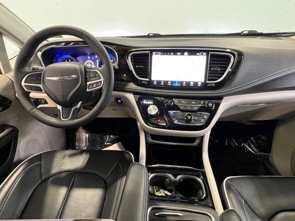 Used 2024 Chrysler Pacifica Limited image 15