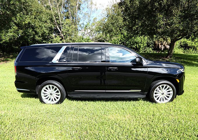 Used 2023 Cadillac Escalade ESV Luxury image 2