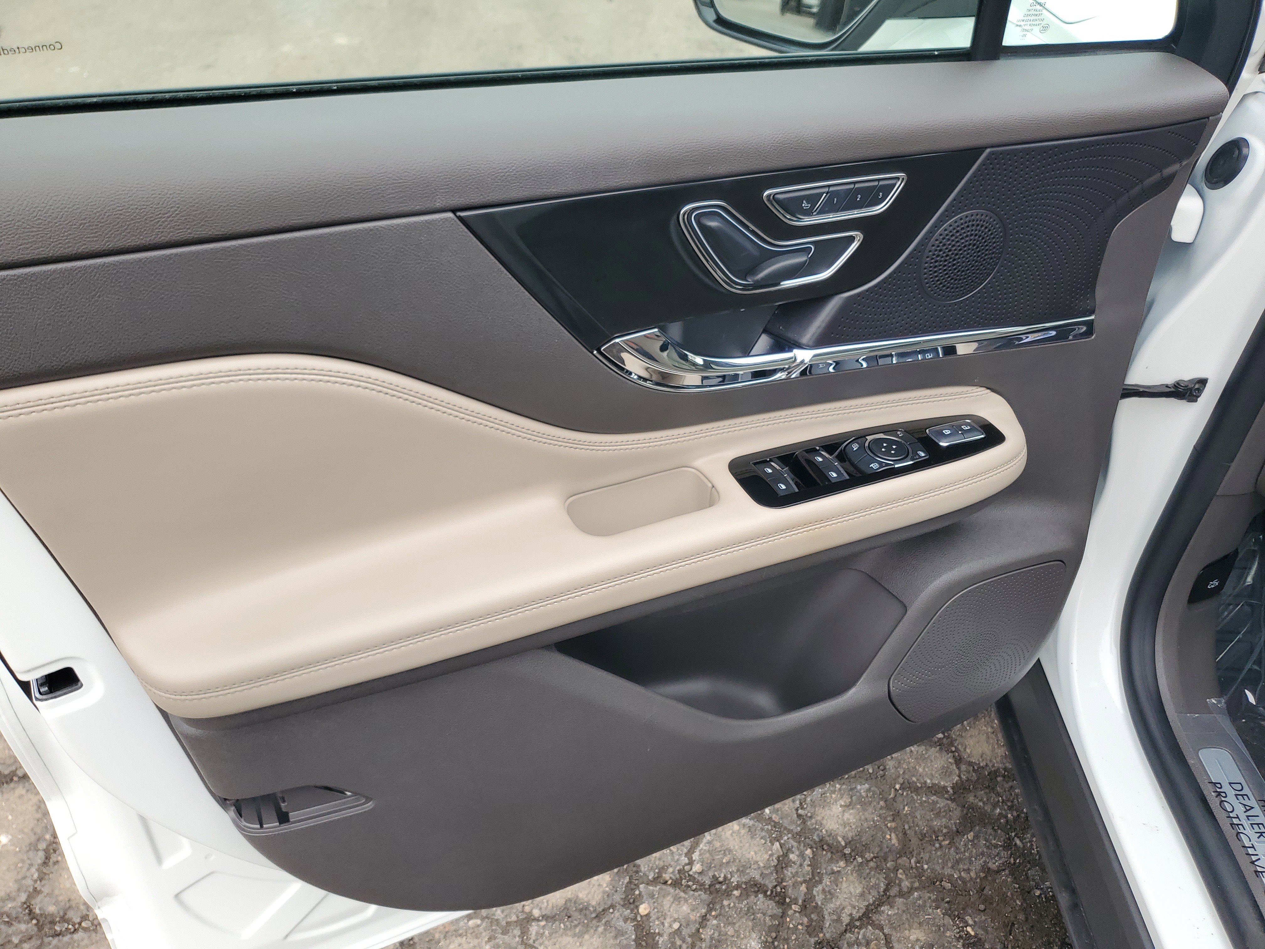 Certified 2024 Lincoln Corsair AWD w/ Equipment Group 101A image 10