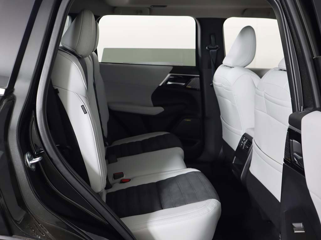 New 2025 Mitsubishi Outlander SE image 32