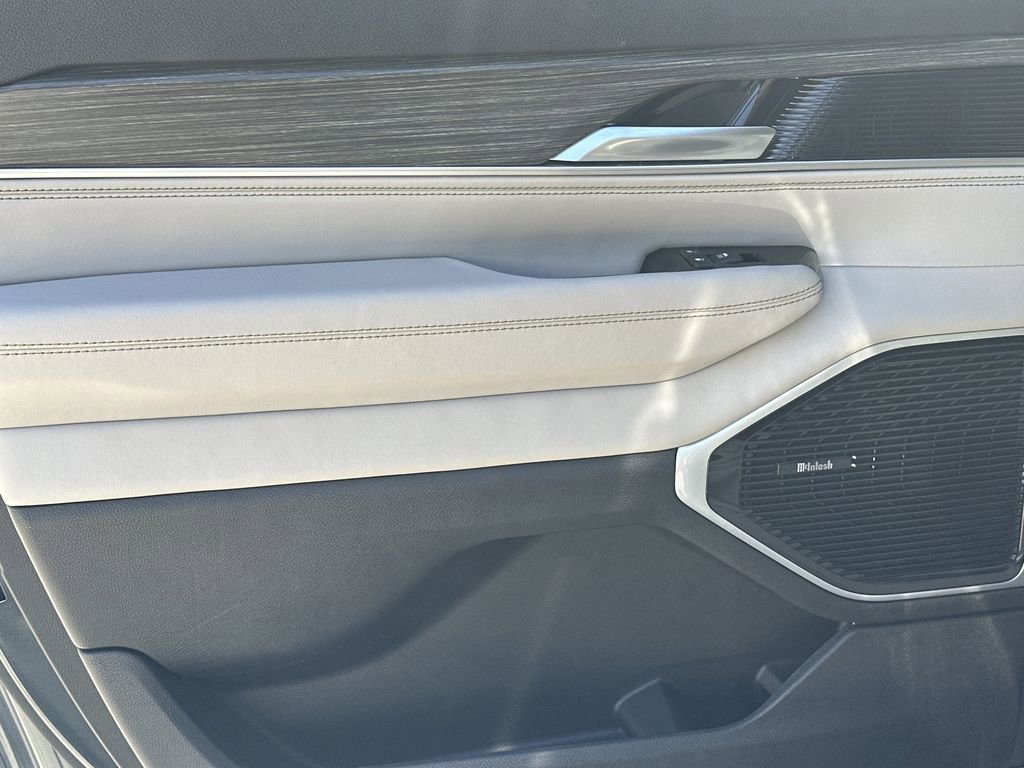 Used 2024 Jeep Wagoneer L Series III w/ Premium Group I image 23