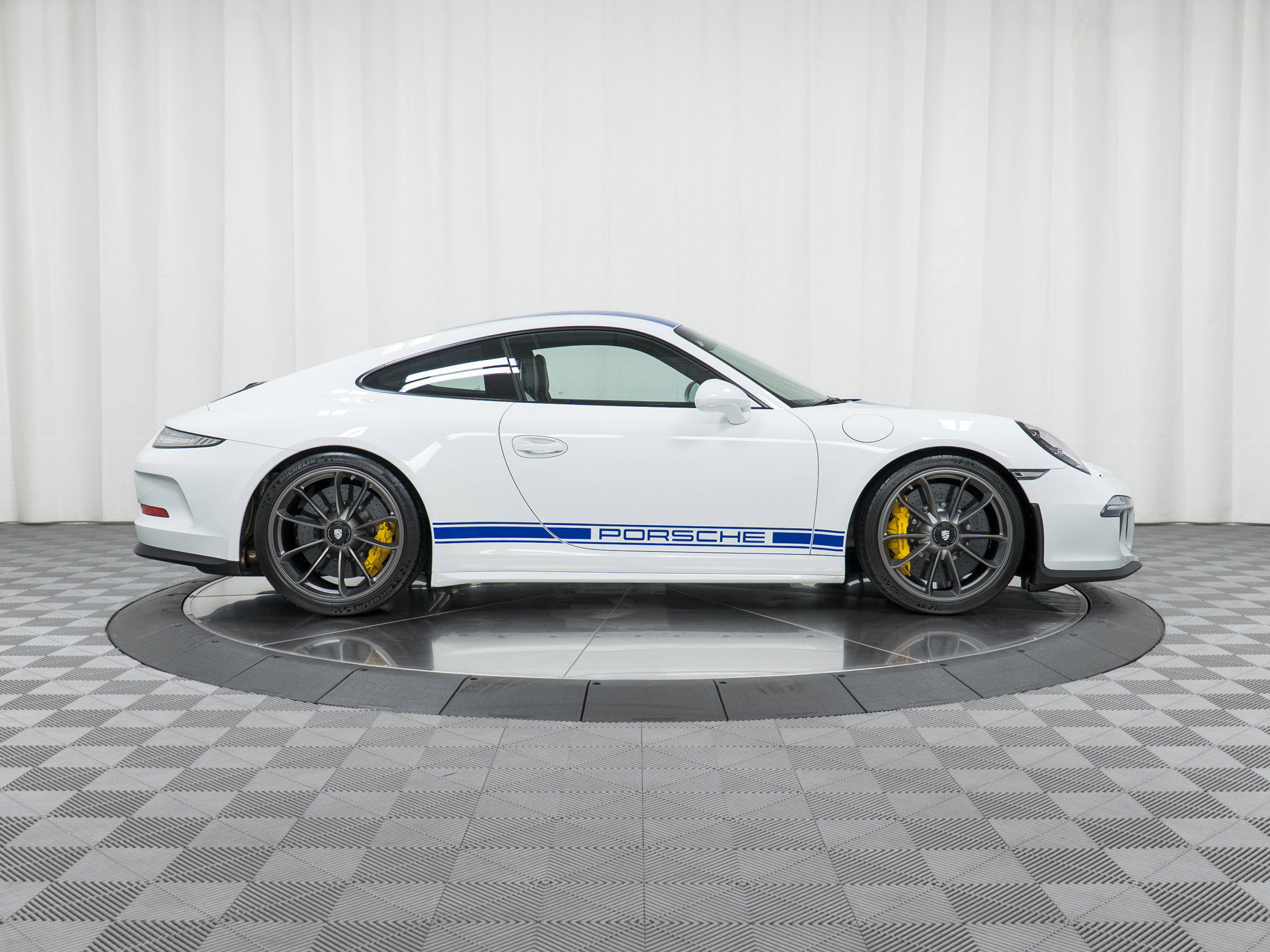 Used 2016 Porsche 911 R RWD image 8